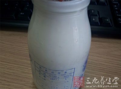 奶制品不但是提供钙元素的好食品，而且它含大量的蛋白质，维他命