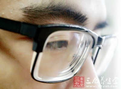  男子瞳孔变心形  医生称免疫系统功能异常所致