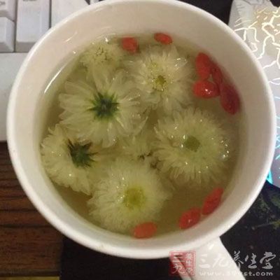 给眼睛灭火：菊花茶加枸杞护眼