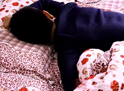 老公打呼时用力踹他一脚 老公打呼时用力踹他一脚