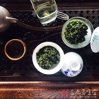 不應(yīng)該平時多喝茶和咖啡，尤其是在晚上