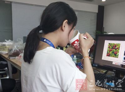 女人想要保持水当当的健康皮肤就应该多喝水