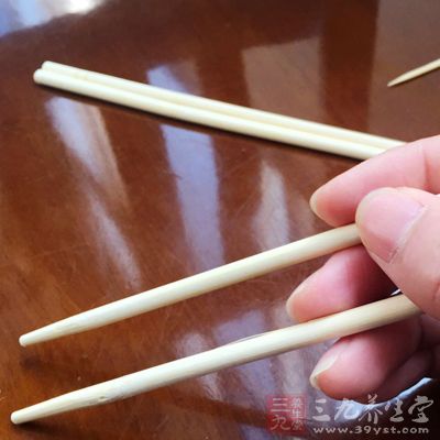 小葫仙便用筷子在完颜的眼前晃悠了几下