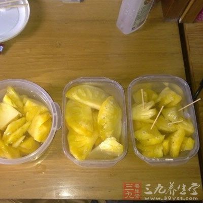 菠萝的果肉除富含维生素C和糖分以外还含有不少有机酸