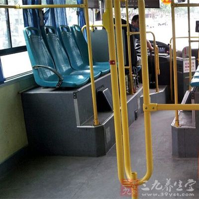 公交車是比較方便的交通工具