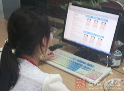 由于工作的原因,很多女性要一整天地对着电脑 由于工作的原因,很多女性要一整天地对着电脑