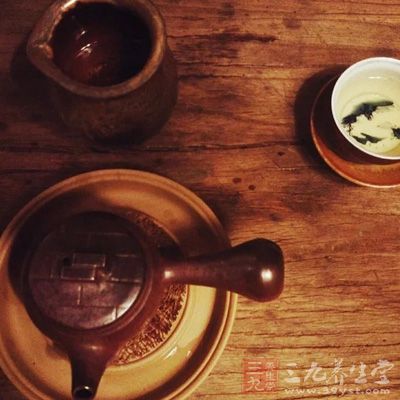 用紫砂壶泡茶，传热慢