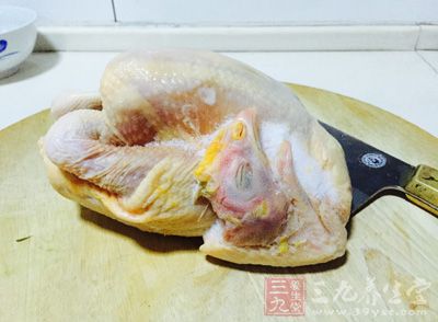 鸡屁股就是指鸡的肛门与其上方的突状物之间的腺体腔