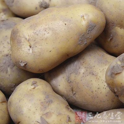 土豆中含有丰富的维生素，可以保持细胞活力，令肌肤重现光泽