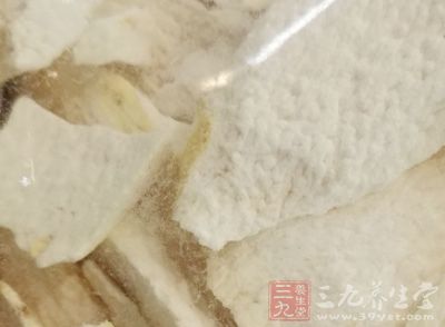 土茯苓15克，草龜1只，紅棗10克，瘦肉50克，生姜10克