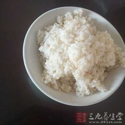 挑些比较软的、温热又不会太烫的米饭揉成团