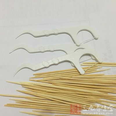 当你用牙线的时候，你不光把昨晚剩在牙缝间的鱼肉渣剔了出来
