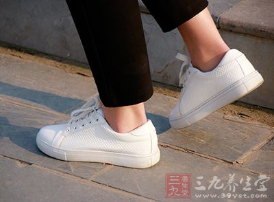 走路剪刀步,有可能是脑瘫或中风的征兆 走路剪刀步,有可能是脑瘫或中风的征兆