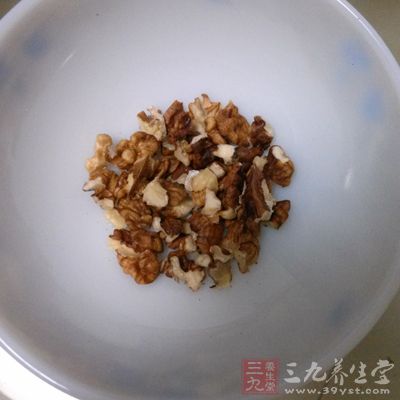 细水长流地每天少量吃点坚果类食物 细水长流地每天少量吃点坚果类食物