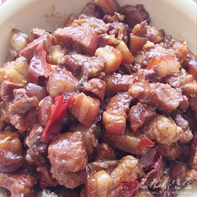 猪肉的肌肉组织和脂肪组织内，含有大量的蛋白质