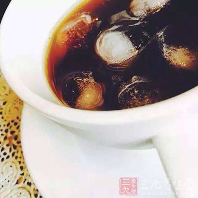 边吃肉边喝碳酸饮料易致骨质疏松