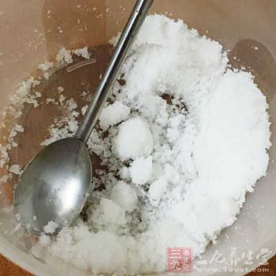 新鲜草莓500g，白糖100g，麦芽糖1 汤匙，半粒柠檬炸成汁