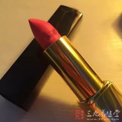 這些化妝品可以導致毒素殘留表皮，造成敏感反應，傷害角質(zhì)層