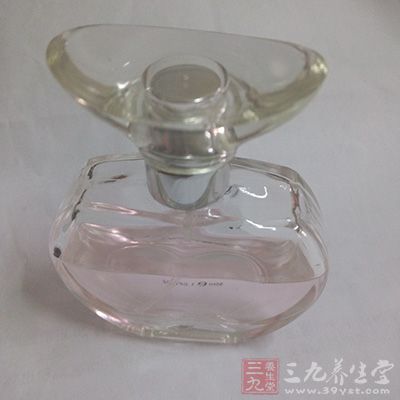 不少女性希望当妈妈,也有很多女性喜欢用香水 不少女性希望当妈妈,也有很多女性喜欢用香水