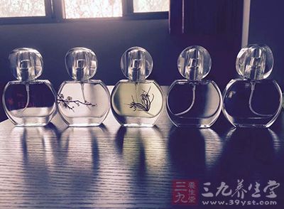 一些人工香精,特别是劣质香水中,会含有一些化学物质 一些人工香精,特别是劣质香水中,会含有一些化学物质