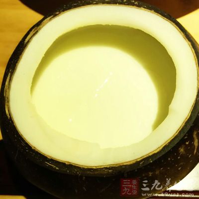 自制的乳液，正常皮肤，将柑橘茶和冷脱脂牛奶混合均匀