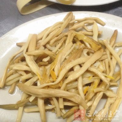 含維生素a豐富的食物有金針菜、韭菜、胡蘿卜、菠菜、牛奶等