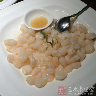 炸出香味后放入虾仁煸炒2-3分钟