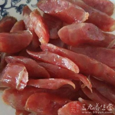 蕨菜就跟腊肉、香肠、烤肉的情况类似，都是具有致癌风险性的食物