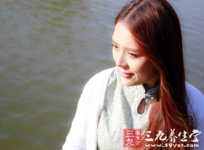 颈椎病的发生主要由于颈椎长期劳损