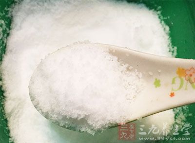 食盐具有增强血液凝固的作用。如果鼻子出血,可用药棉浸盐水塞入鼻孔中 食盐具有增强血液凝固的作用。如果鼻子出血,可用药棉浸盐水塞入鼻孔中