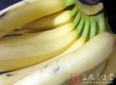 香蕉中含有一种称为生物碱的物质，可以振奋人的精神