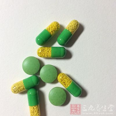 本品有增强阿托品的生物效应，故在二药同时应用时要减少阿托品剂量