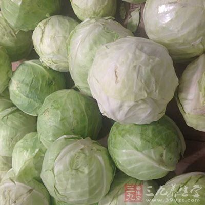 膳食中新鲜的绿叶蔬菜和水果摄入不足