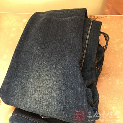 臀围小的紧身裤,会使局部毛细血管受压 臀围小的紧身裤,会使局部毛细血管受压