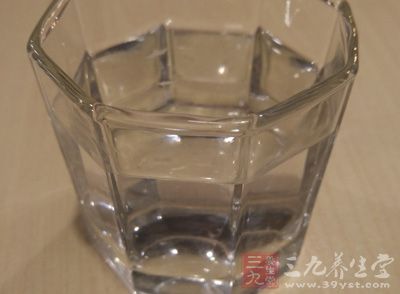 常温下，天冬氨酸微溶于水