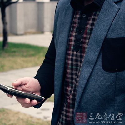 医生猜测可能是因为使用手机过度导致的皮肤过敏 医生猜测可能是因为使用手机过度导致的皮肤过敏