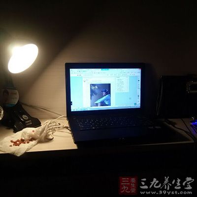 晚上关灯玩手机导致青光眼 晚上关灯玩手机导致青光眼