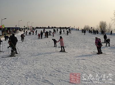 可以在入口处坐免费中巴直接达到滑雪场