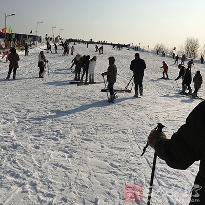 滑雪服有分身滑雪服和连身滑雪服两种形式