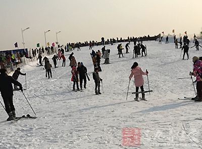 初学者在选择滑雪场地时，坡度不能太陡