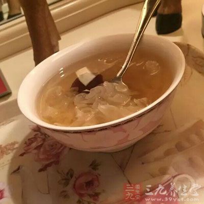 银耳50克，鸡蛋2个