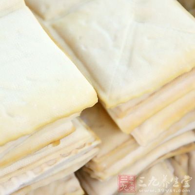 用豆腐干來替代肉炒菜，鈣含量會(huì)大幅提高