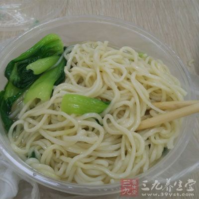 食用易消化食物，如米汤、面条