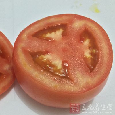 西红柿中含丰富的维生素C