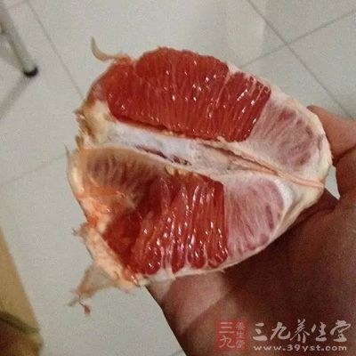 其中葡萄柚的果肉含有独特的果胶，可降低胆固醇