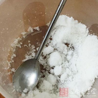 草莓1000g，白砂糖700g，柠檬1个