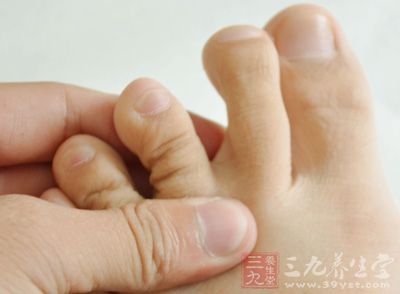 脚突然抽筋，或是肌肉的猛然收缩