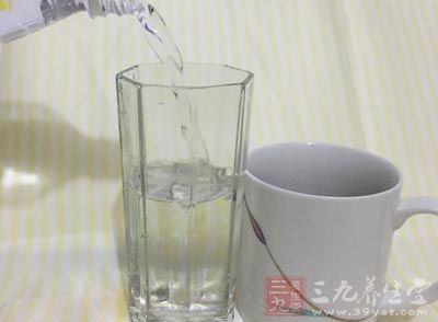 打开饮水机冲一杯温的淡盐水