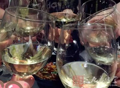 人们喜欢在酒足饭饱之后,坐在一起家长里短的聊会天 人们喜欢在酒足饭饱之后,坐在一起家长里短的聊会天