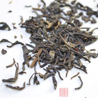 倒掉茶壶中的开水，放入可冲泡两杯茶的茶叶